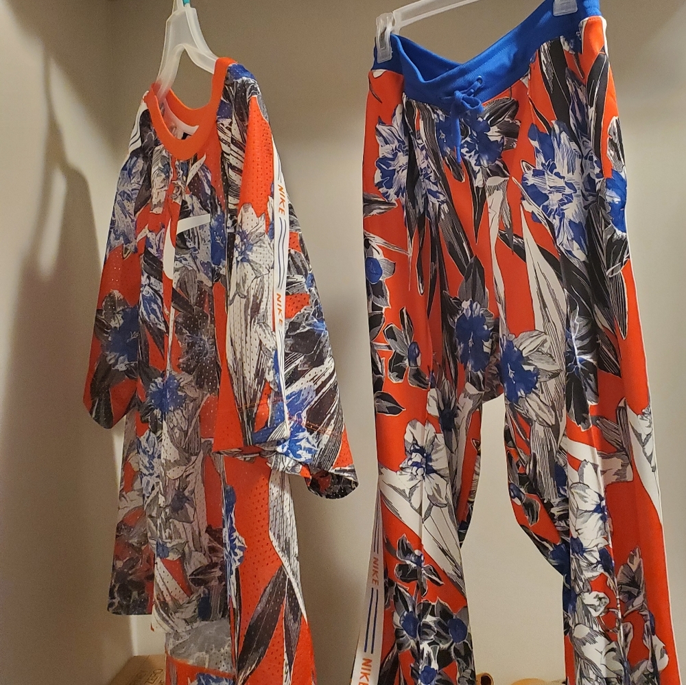 Nike 2 piece outfit.